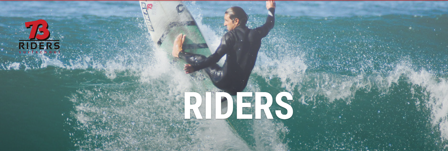 ¡A cabalgar las olas en Foxos! Descubre Riders Surf School cerca de Dukes