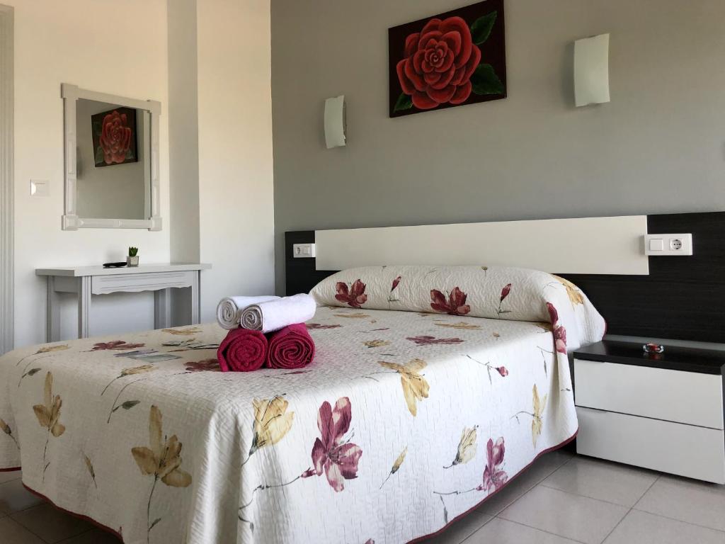 Habitación con cama grande y vistas al mar - 4